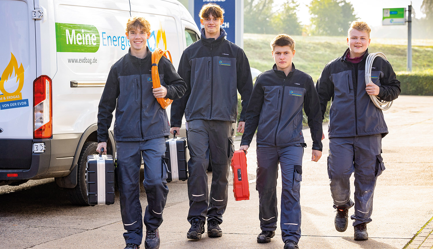 Elektriker Azubis auf dem Weg zum Einsatz