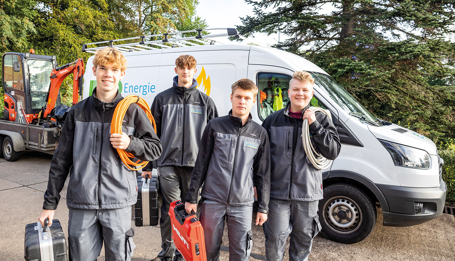 Elektriker Azubis auf dem Weg zum Einsatz